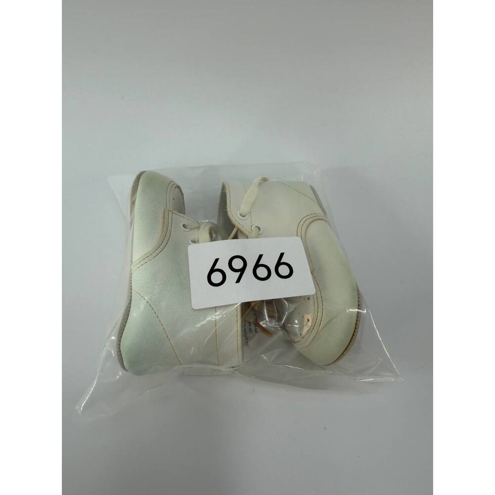 Vintage Baby Shoes White Leather Lace Up Infant Size 2 USA Made - Picture 11 of 11